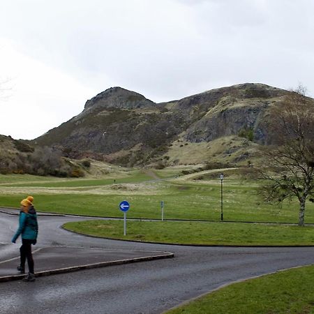 2 Bedrooms Flat Central Edinburgh, Sleeps 6, In The Shadow Of Holyrood Park And Arthur'S Seat With Free Parking, Two Bed Rooms Экстерьер фото